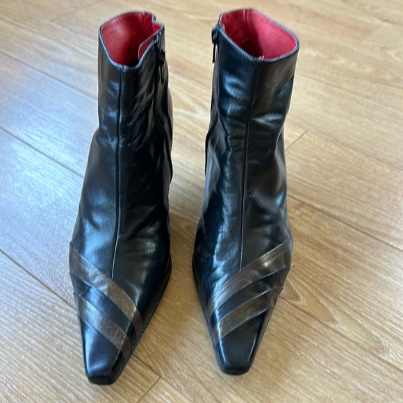 Spanish leather bootie, black with gold leather trim. Side zip, size 9.5 - Picture 1 of 6